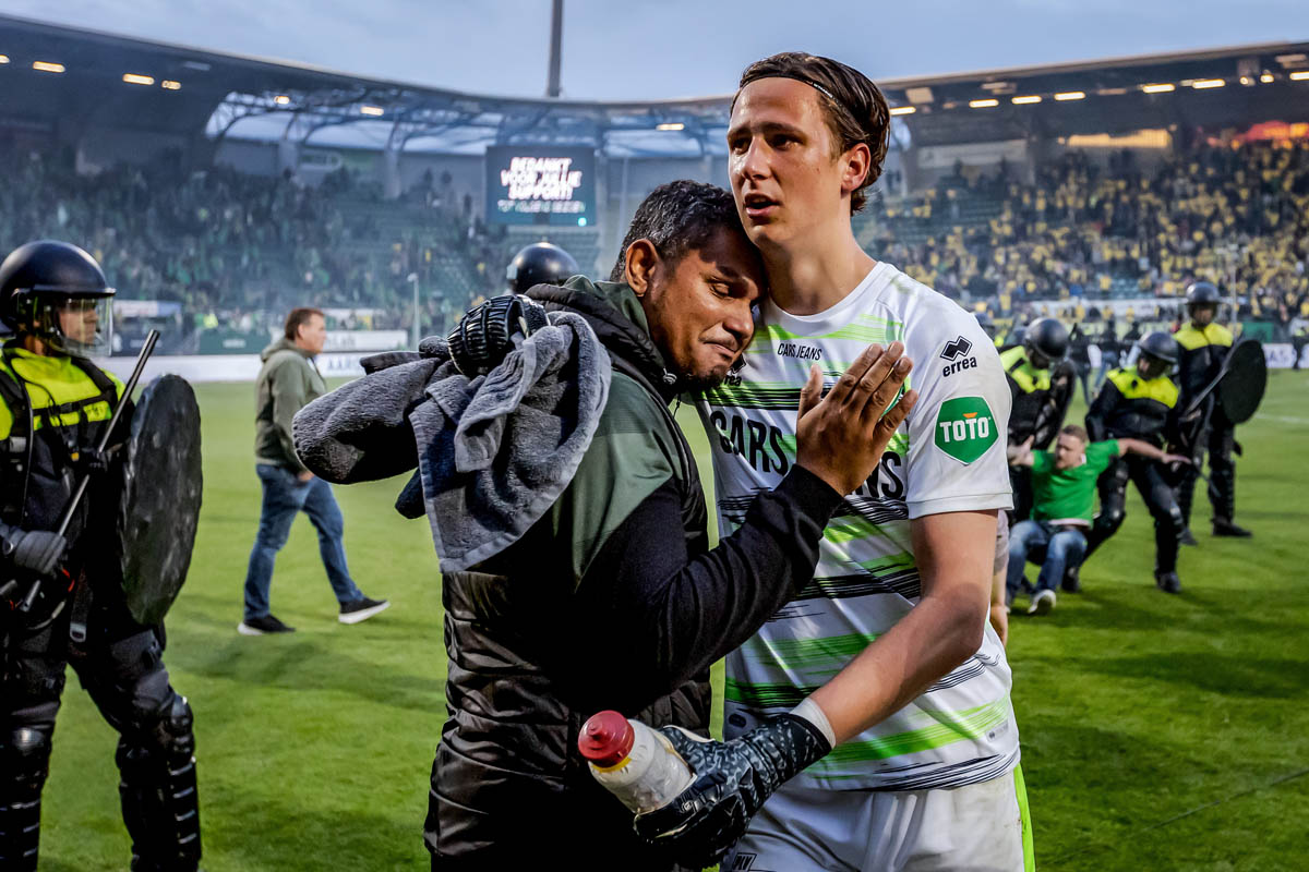 Giovanni Franken huilend in de armen van Hugo Wentges na de verloren finale play-offs. Mobiele Eenheid en kapotte dak op achtergrond