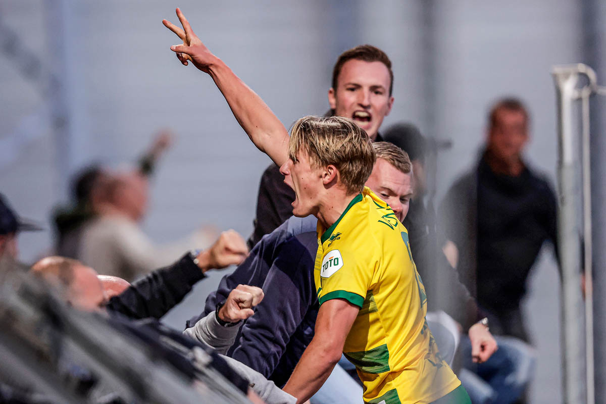 Sem Steijn in de hekken met supporters na late gelijkmaker play-offs uitwedstrijd tegen Excelsior