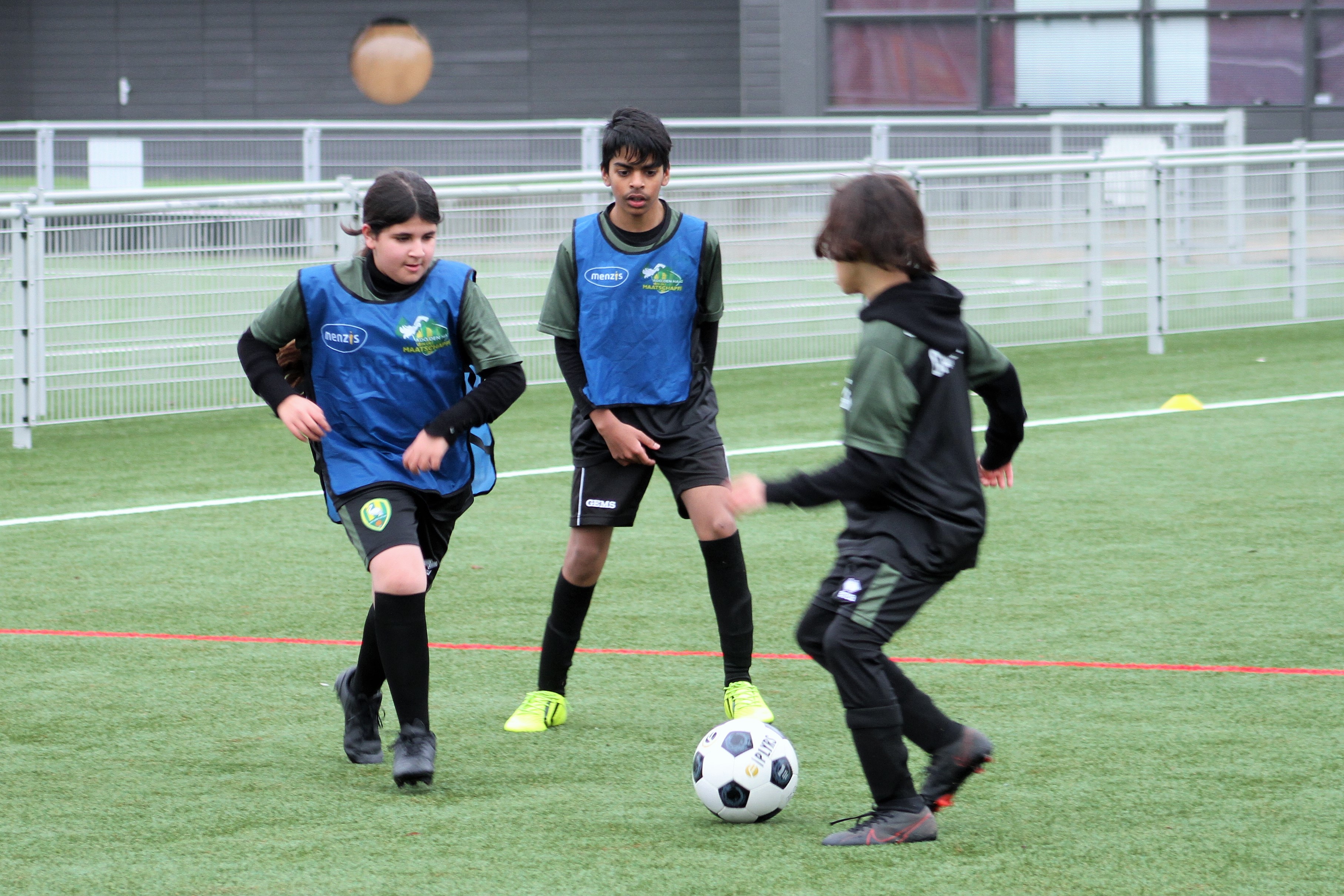 Echter staan patrouille Alya (12) leert te leven als een echte ADO-Prof!: "Naast dat je beter wordt  in voetbal leer je voor jezelf opkomen" - ADO Den Haag