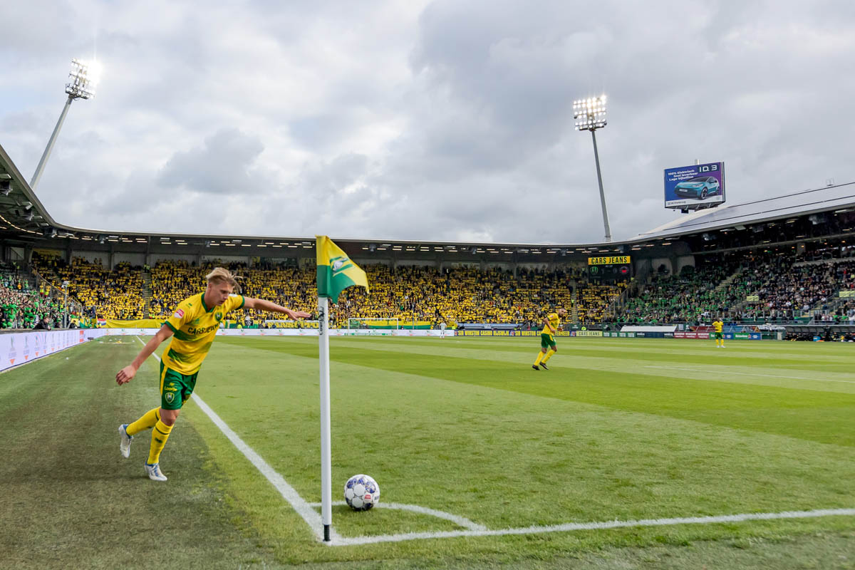 geel groene tribunes finale play-offs, sem steijn op voorgrond