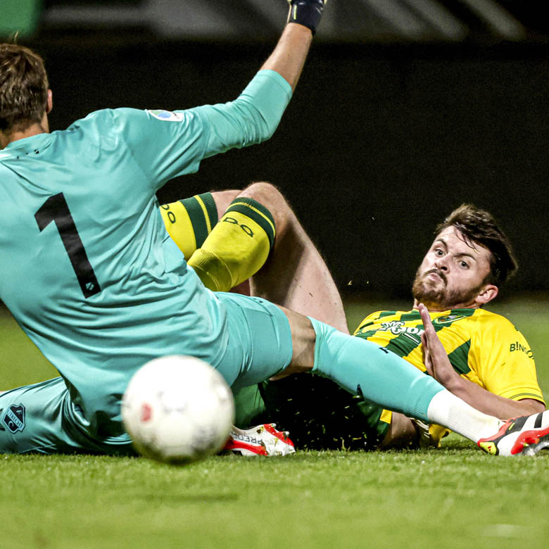 *Lee Bonis* of ADO Den Haag scores 1-0