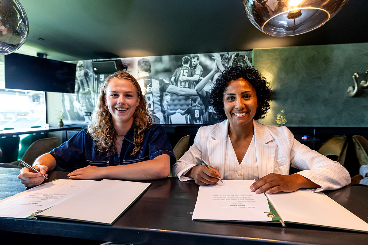 Ondertekening Anne van Egmond van ADO Den Haag Vrouwen