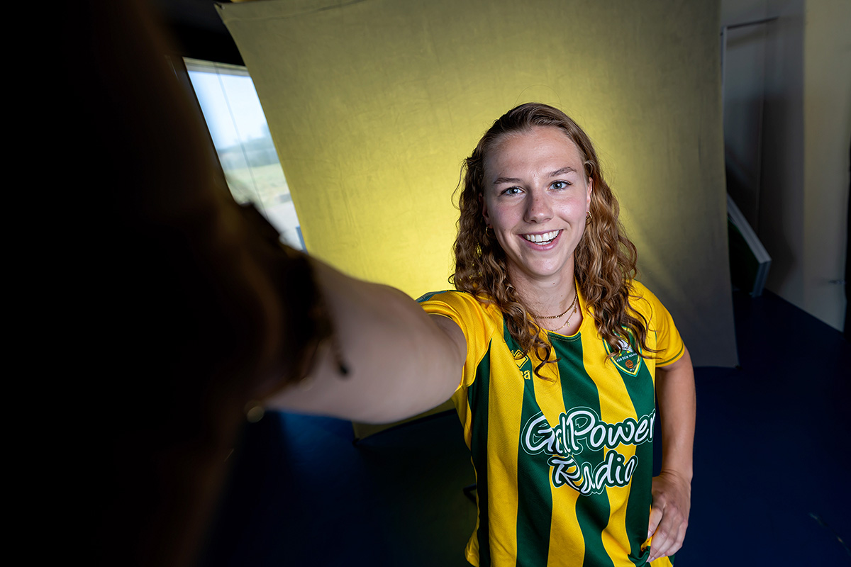 Ondertekening Anne van Egmond van ADO Den Haag Vrouwen