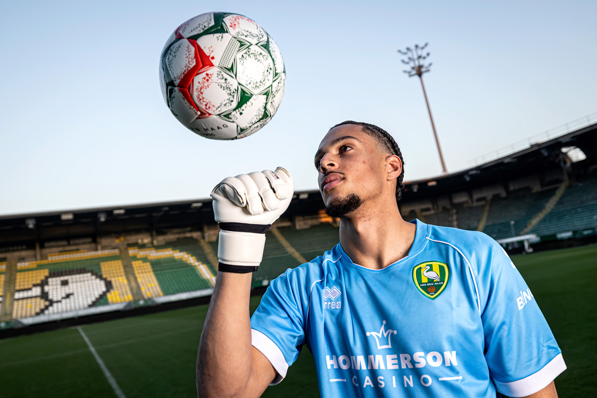 Ondertekening Kilian Nikiema van ADO Den Haag 