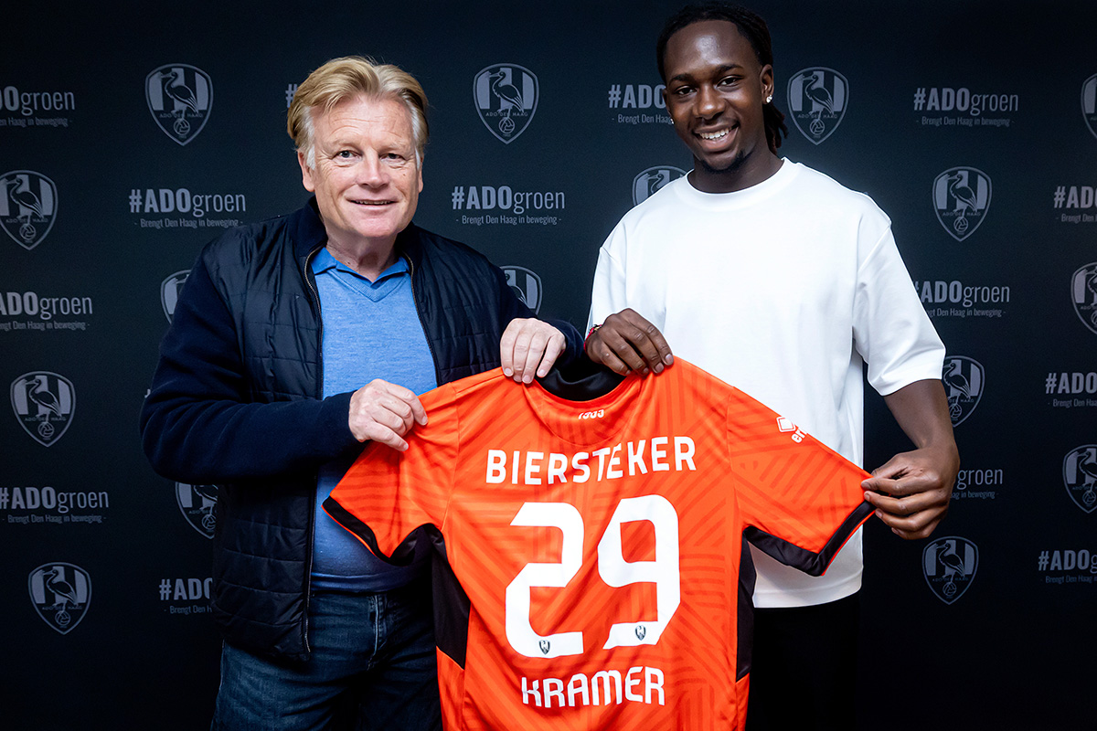 Ondertekening Caleb Kramer van ADO Den Haag