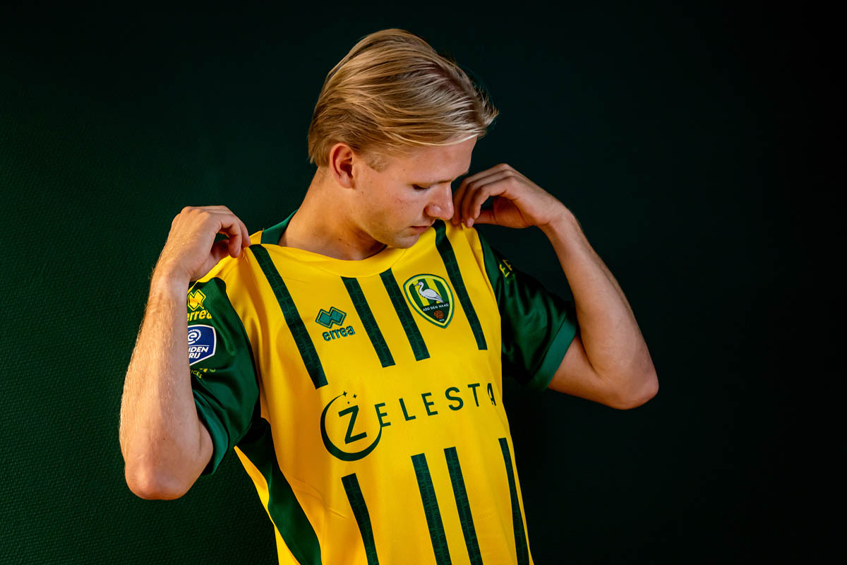 Presentatie *Matej Sin* of ADO Den Haag