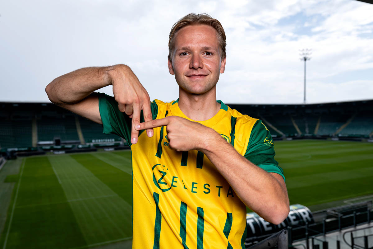Presentatie *Matej Sin* of ADO Den Haag