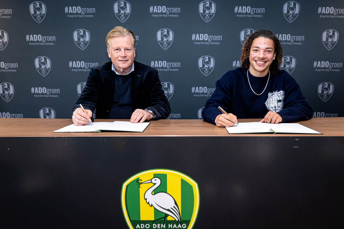 Ondertekening Illaijh de Ruijter van ADO Den Haag 
